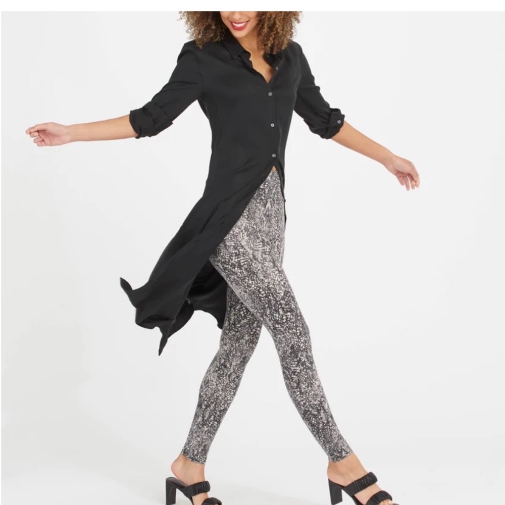 Spanx - Faux Leather Snake Shine Leggings in Grey Snake